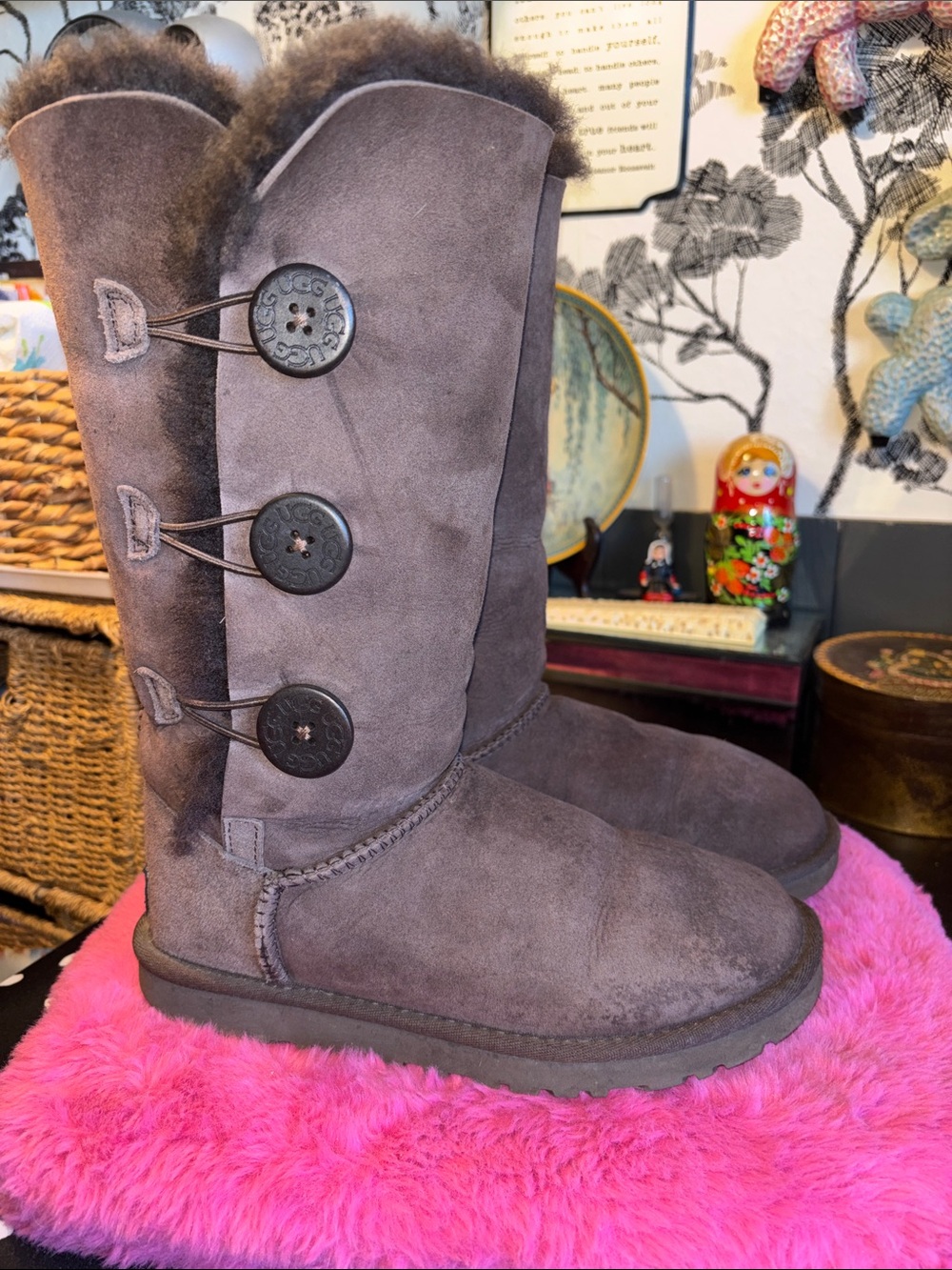 EUC UGG Women's Bailey Button Chocolate Brown Triplet II boots featu